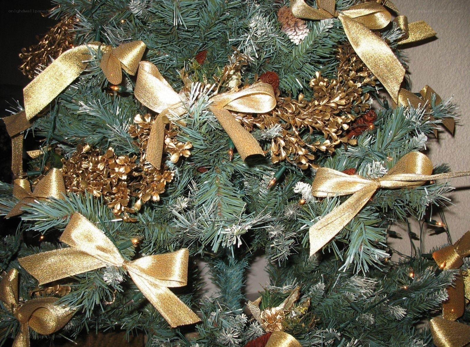 gold bows on christmas tree