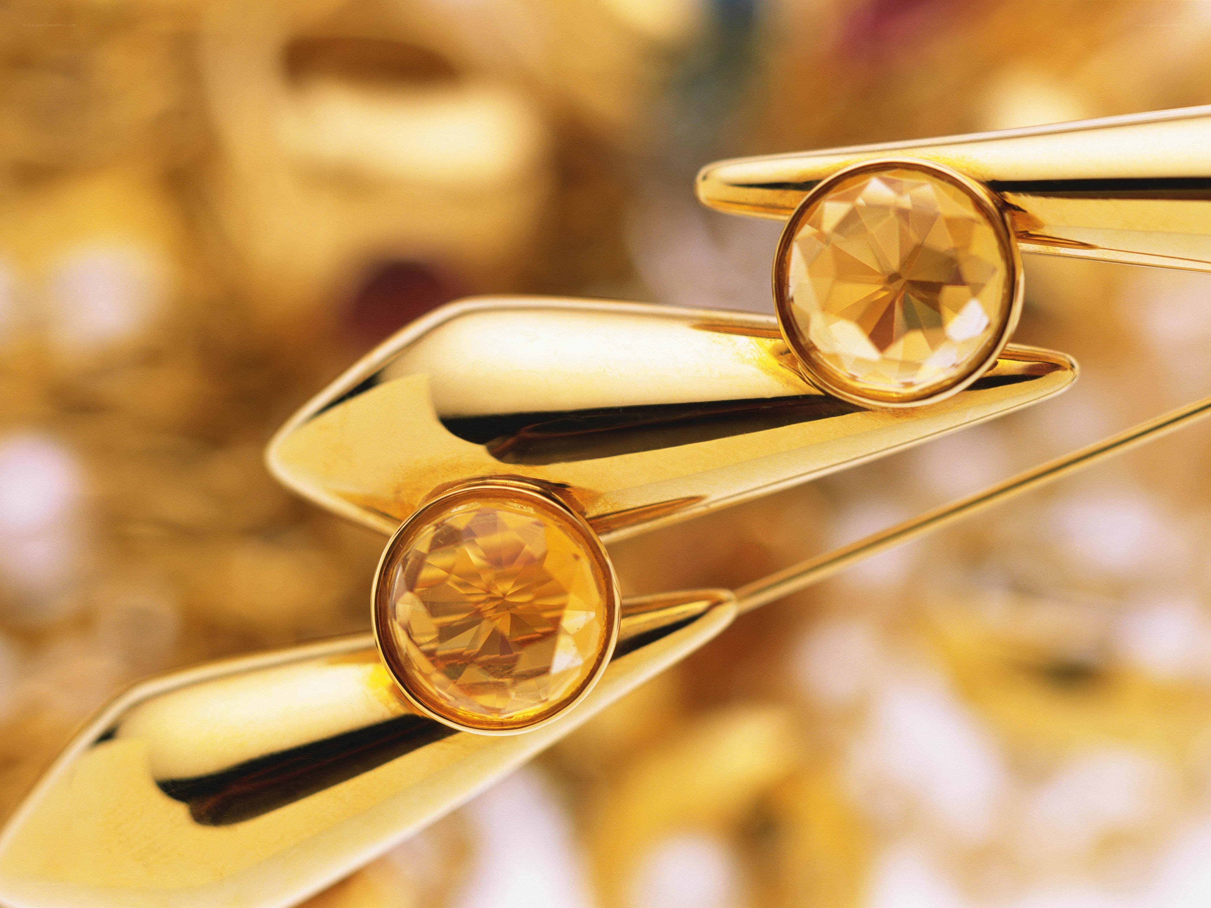 Gold brooch with gemstones