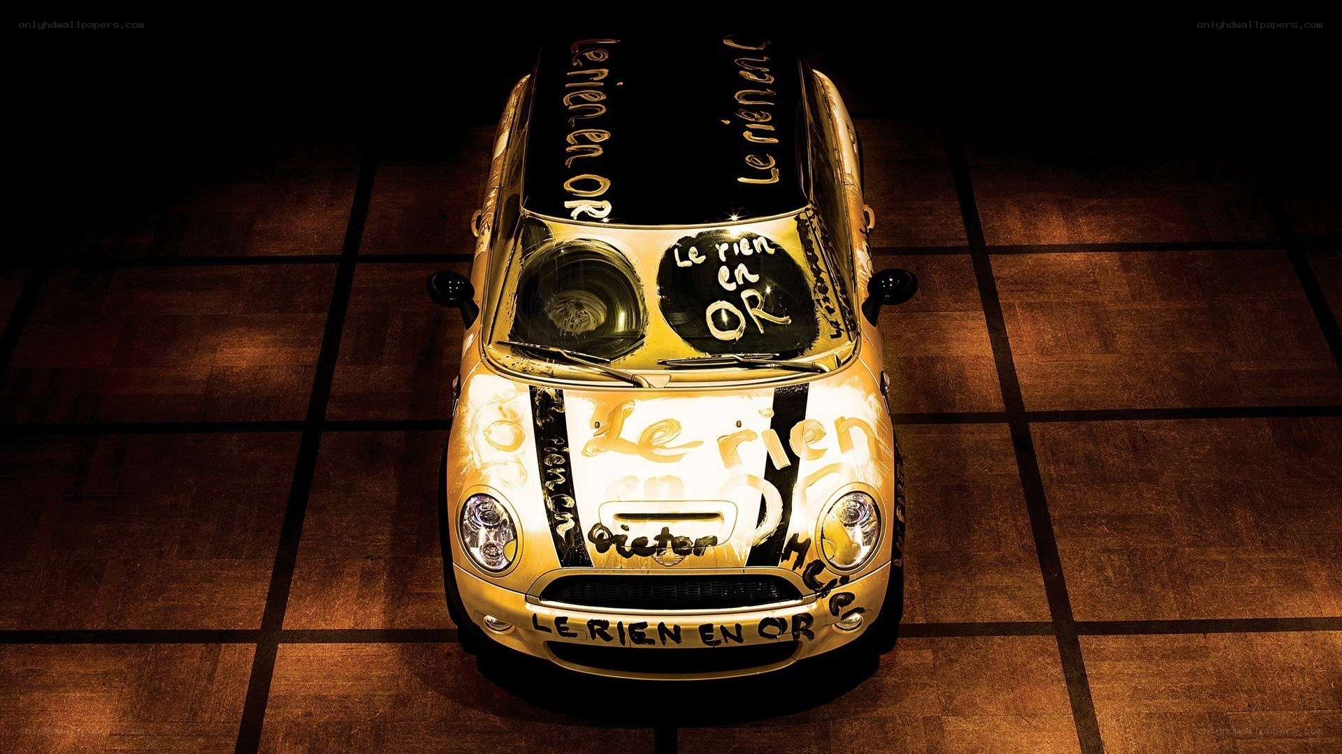 Gold car with 'Le rien en or' text