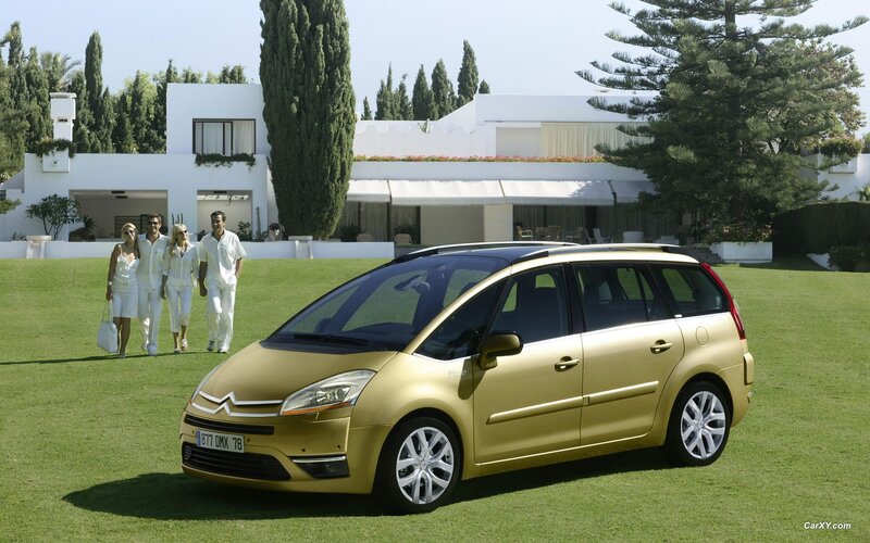 Gold Citroën C4 Picasso on lawn