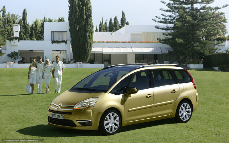 Gold Citroën C4 Picasso on lawn