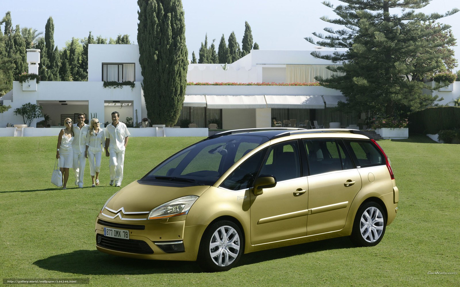 Gold Citroën C4 Picasso on lawn