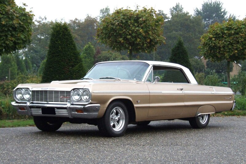 Gold Classic Car — Calm