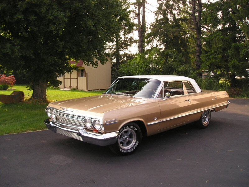 Gold Classic Car — Serene