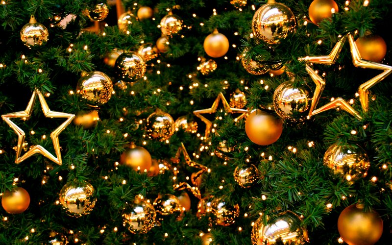 Gold-decorated Christmas Tree — Green, Festive