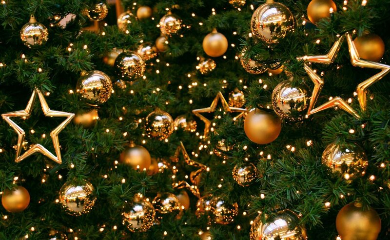 Gold-decorated Christmas Tree — Green