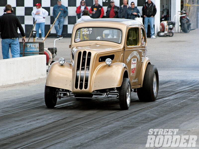 Gold Drag Racing Car — Active