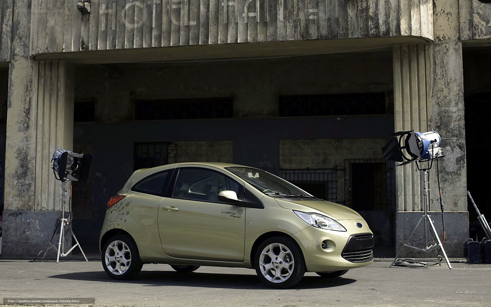 Gold Ford Ka in front of hotel