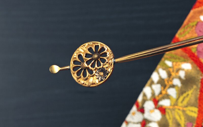 gold hairpin with floral design