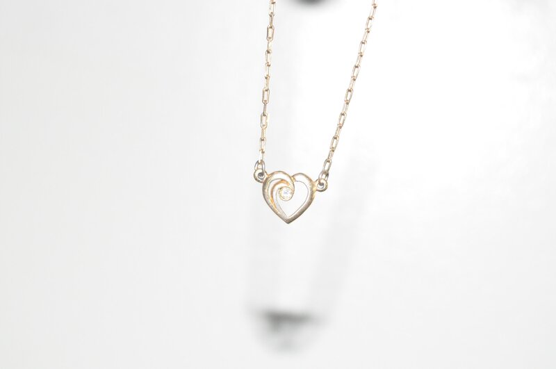 gold heart necklace with diamond