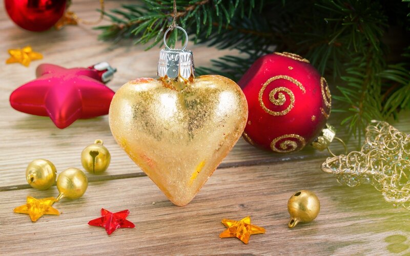 Gold Heart Ornament — Festive, Winter