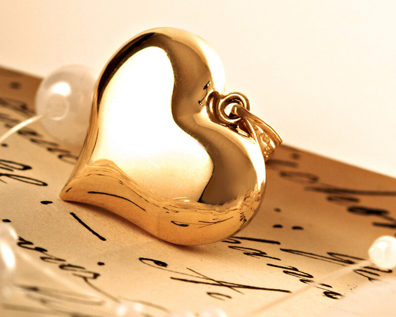 Gold Heart Pendant — Romantic