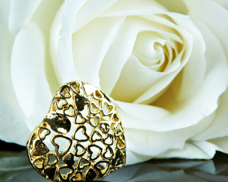 Gold Heart Pendant — White, Serene
