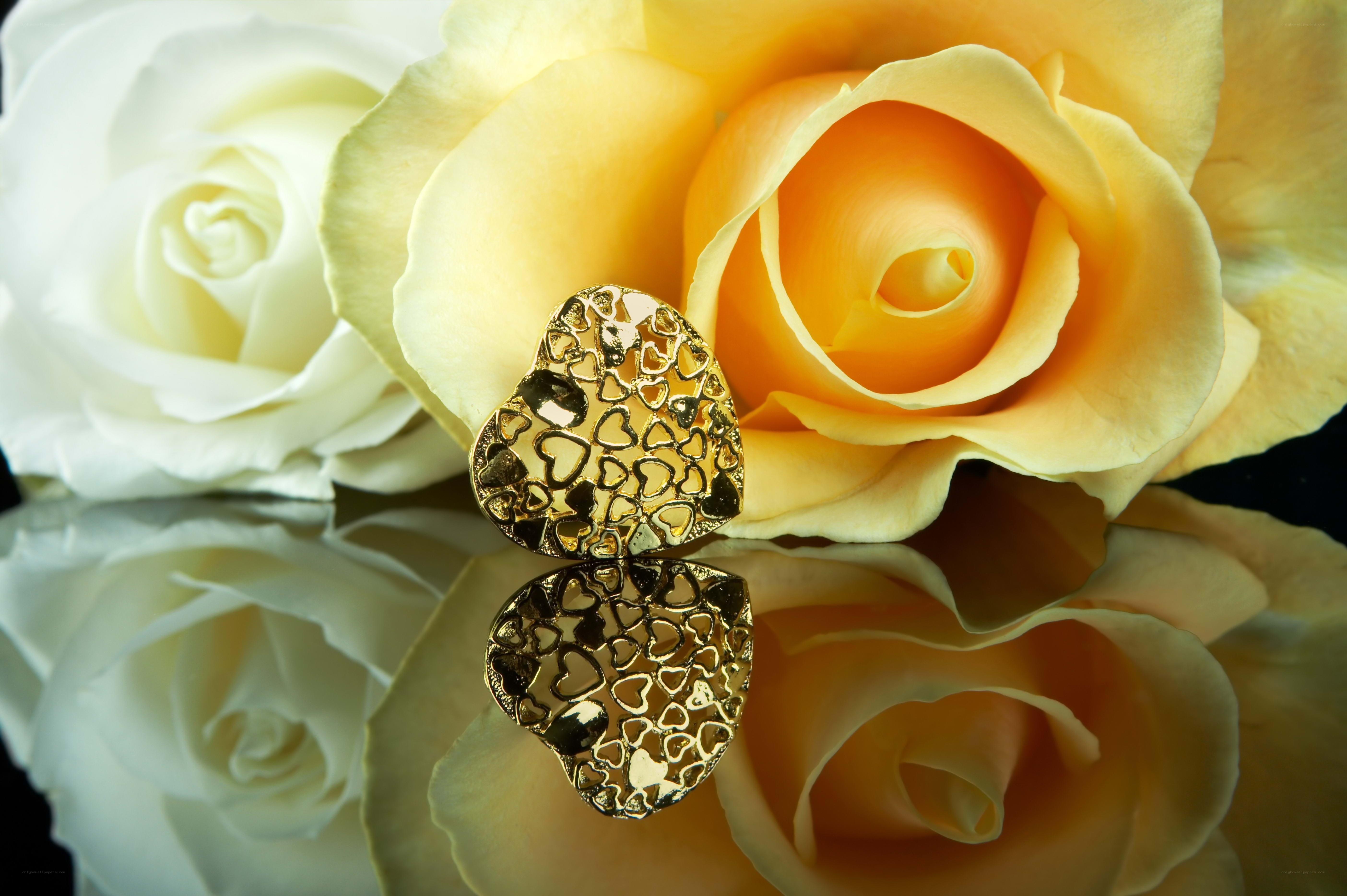 Gold heart pendant with roses