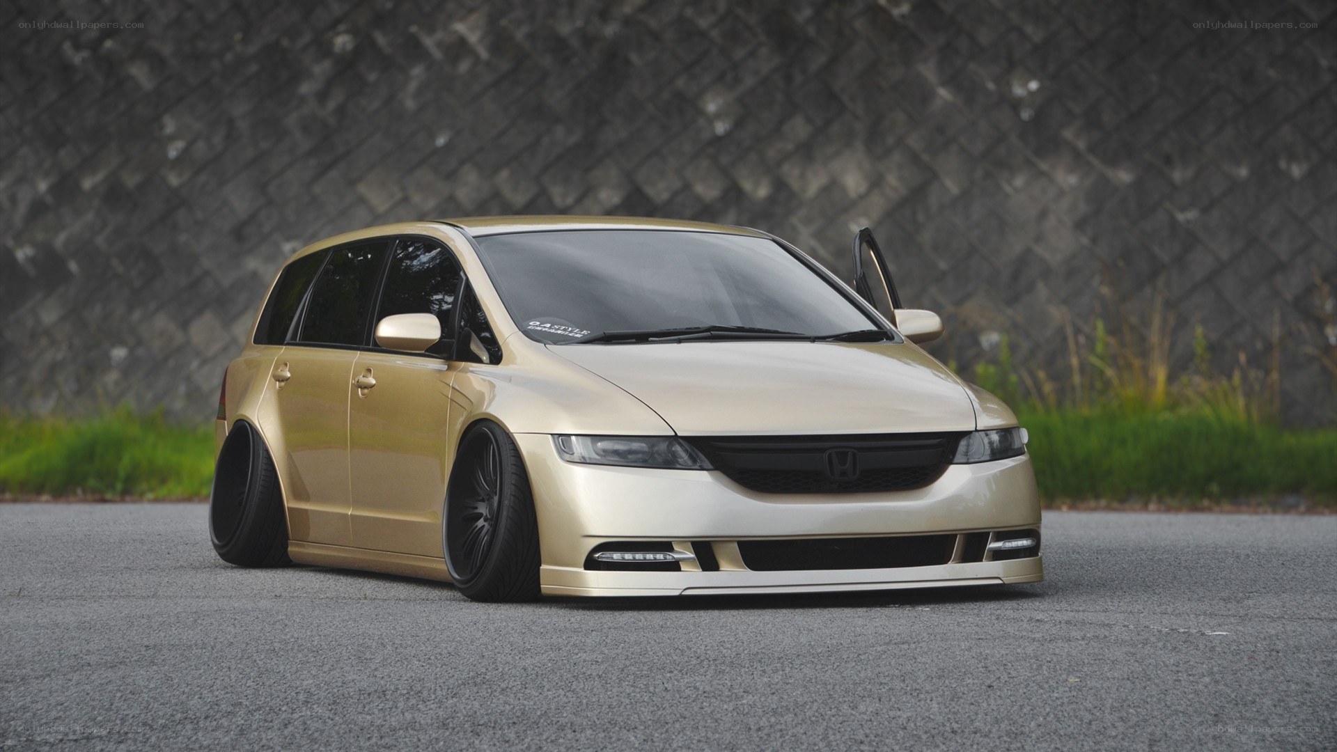 gold honda minivan