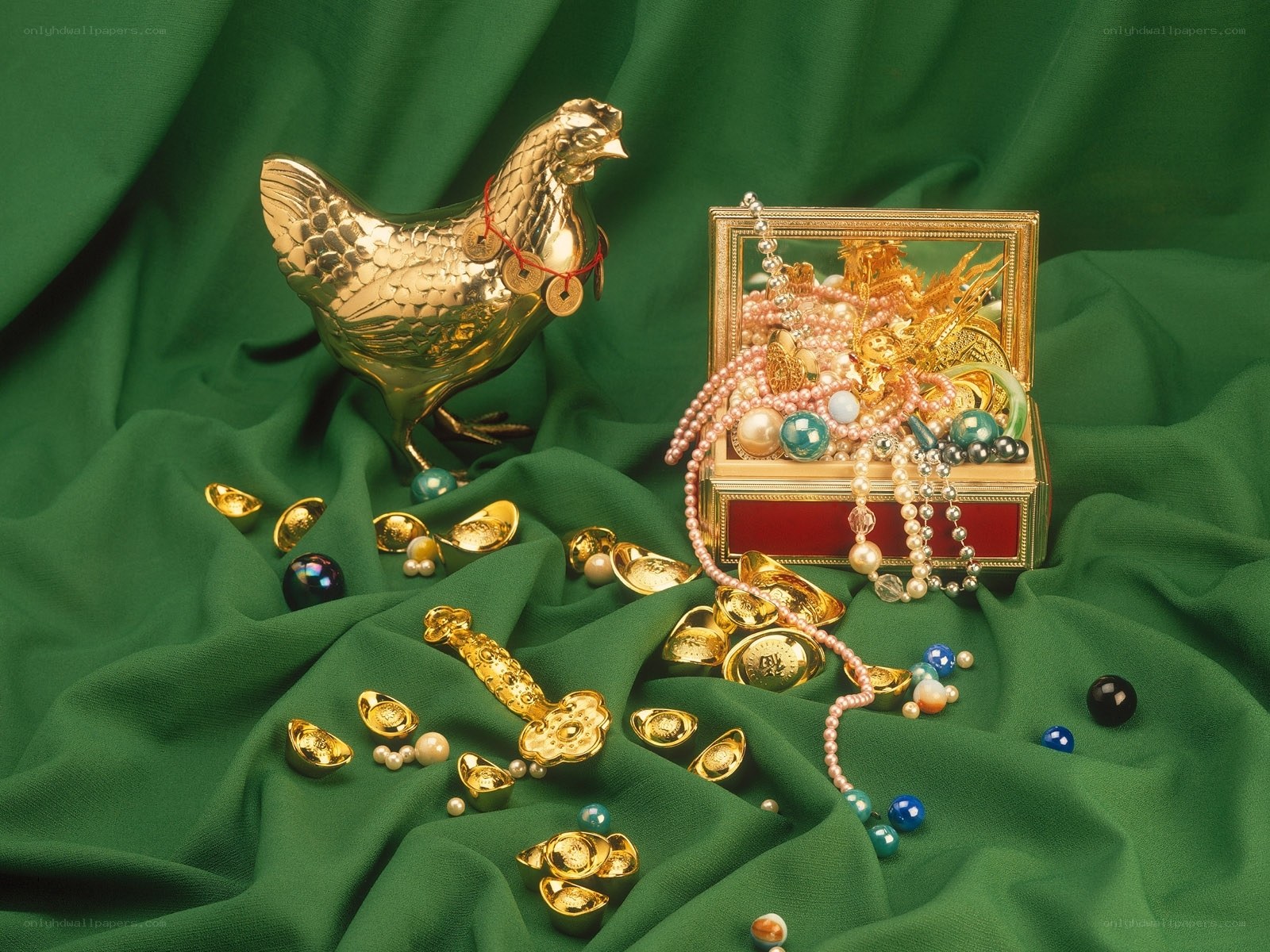 Gold jewelry and trinkets
