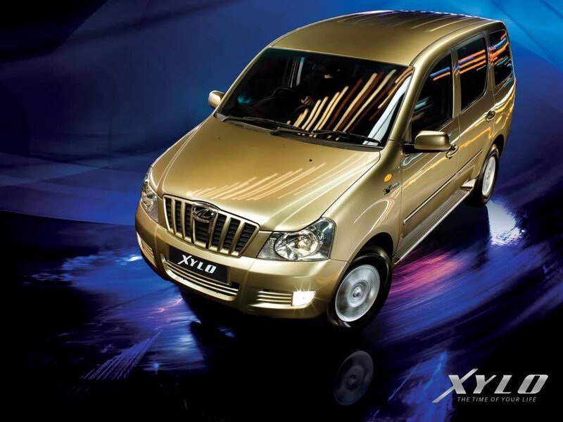 Gold Mahindra Xylo vehicle