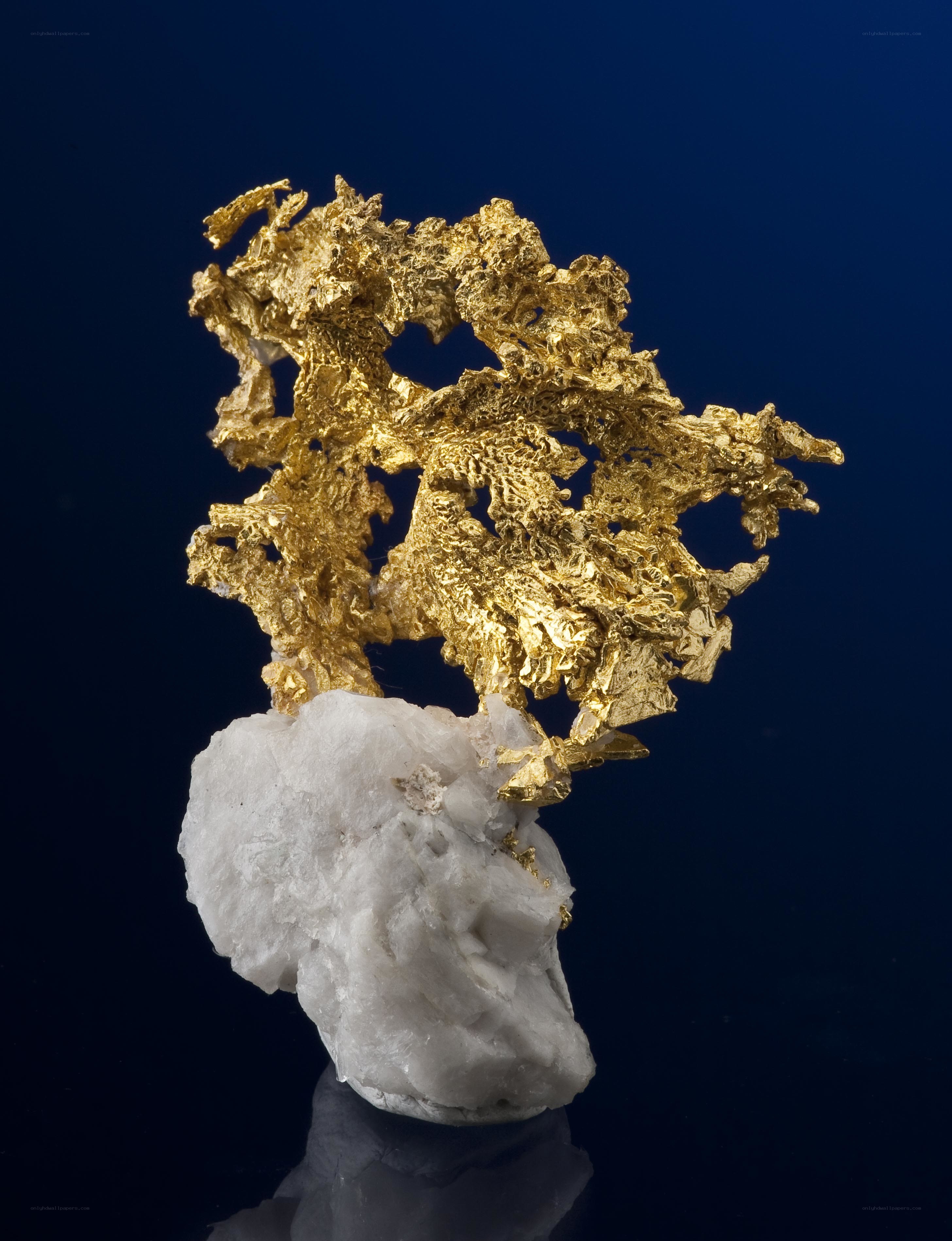 Gold mineral specimen