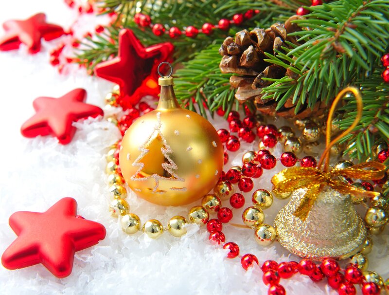Gold Ornament on Snow — Red