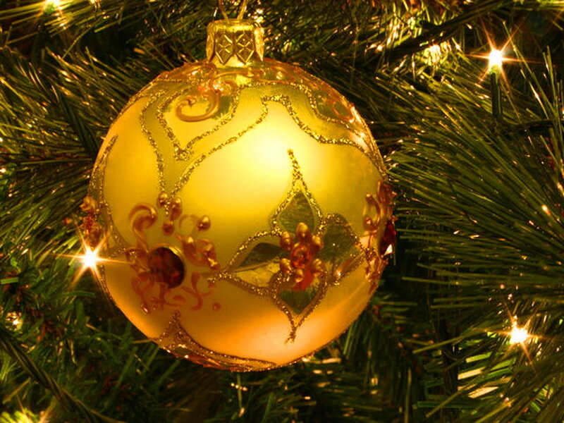 Gold Ornament on Tree — Green