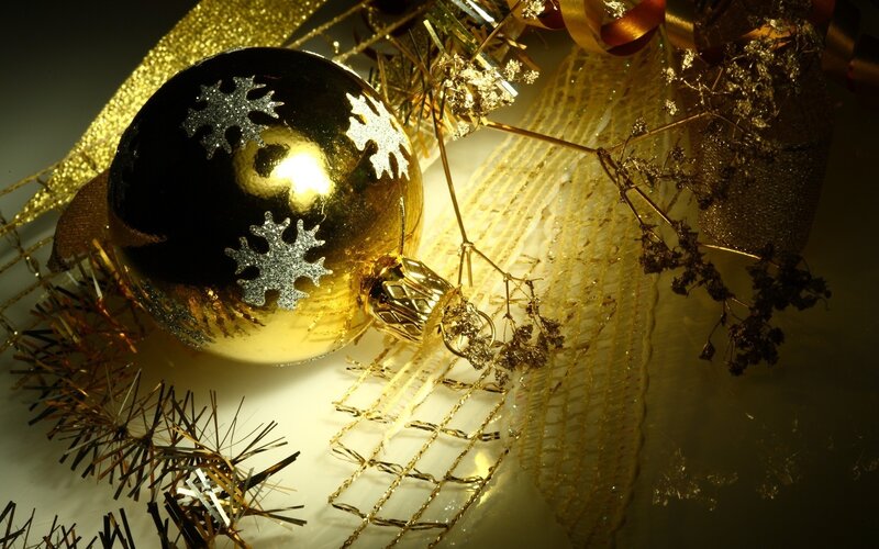 Gold Ornament with Snowflakes — Dramatic