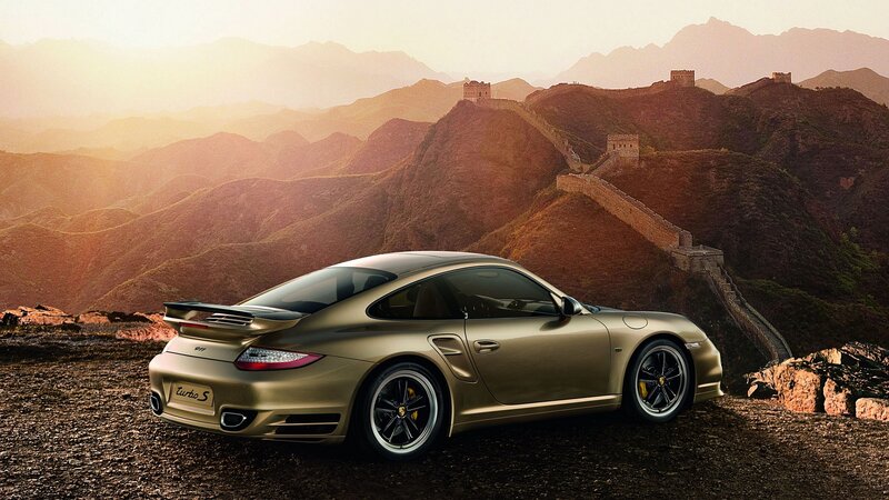 Gold Porsche 911 Turbo S — Dramatic