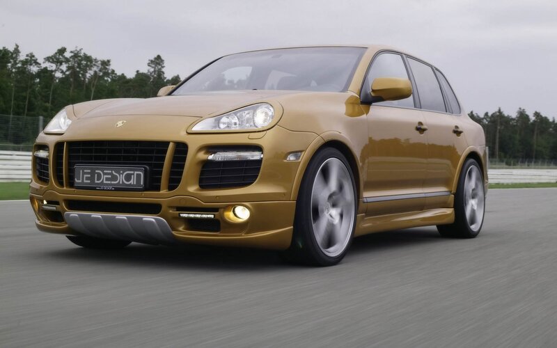 Gold Porsche Cayenne — Dynamic