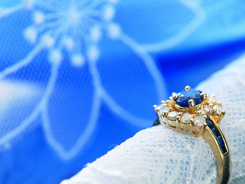 Gold Ring with Sapphire