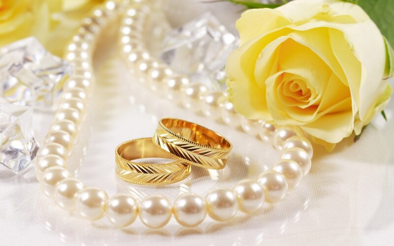 Gold rings with pearls and rose