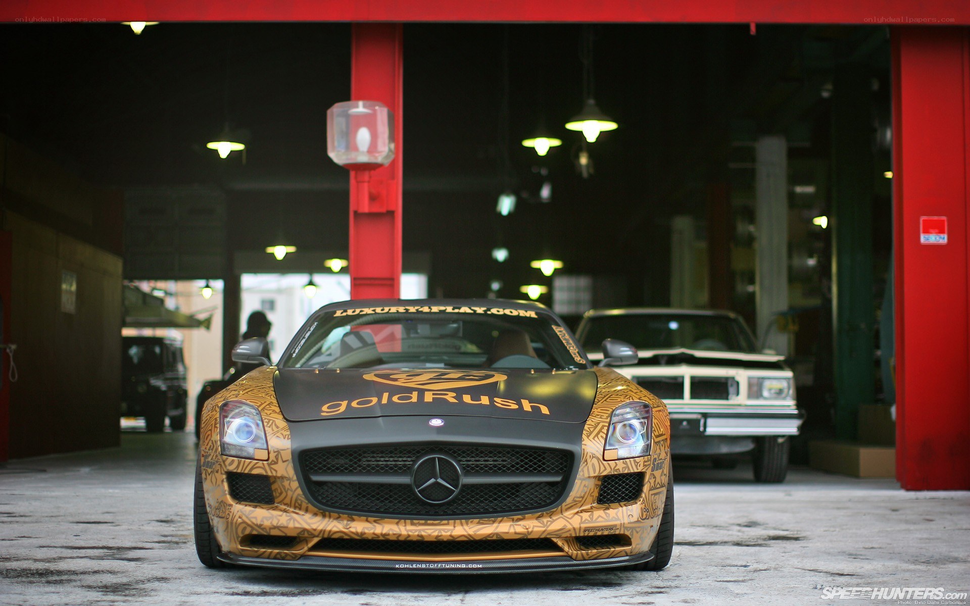 Gold-rush Mercedes SLS AMG