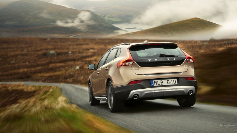 Gold Volvo V40 Cross Country — Dramatic
