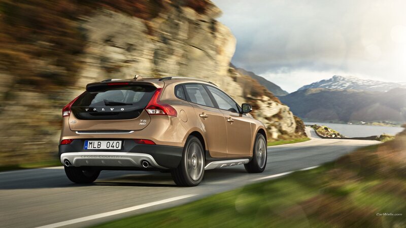 Gold Volvo V40 Cross Country — Dynamic