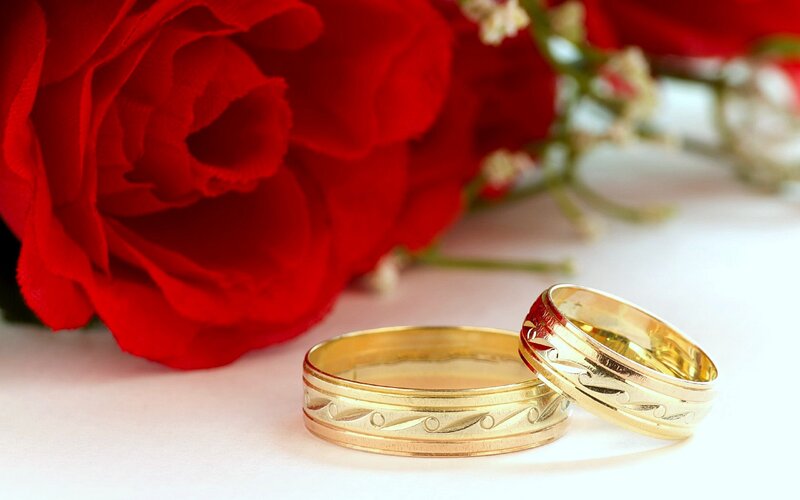 Gold Wedding Rings — Red, Romantic