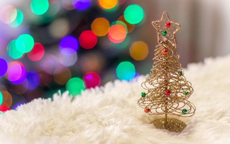 Gold Wire Christmas Tree — White