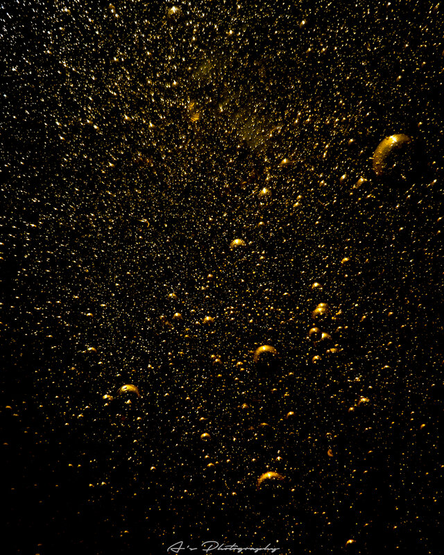 Golden Bubbles in Liquid
