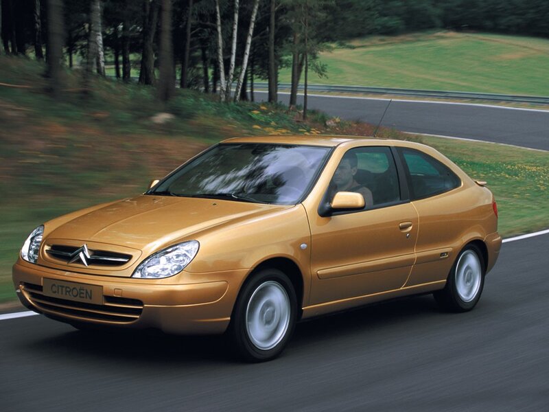 Golden Citroën Xsara in motion