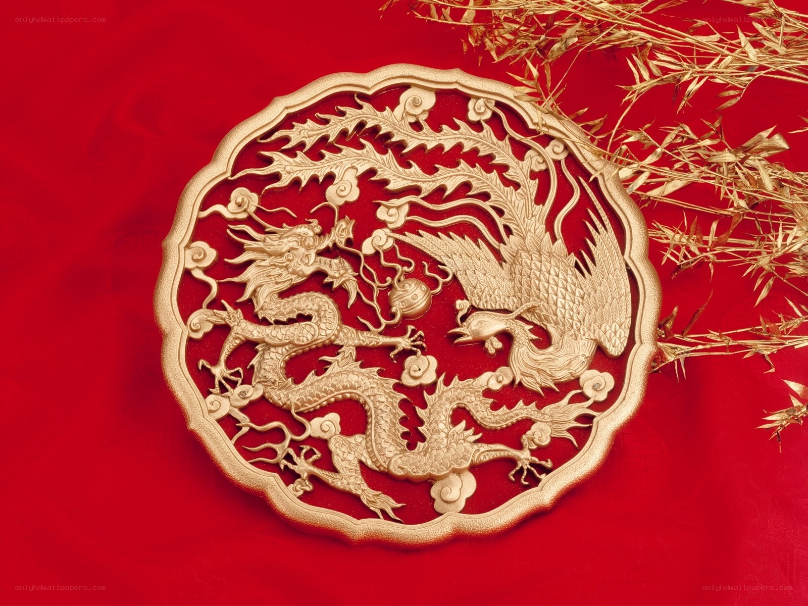 Golden dragon and phoenix carving