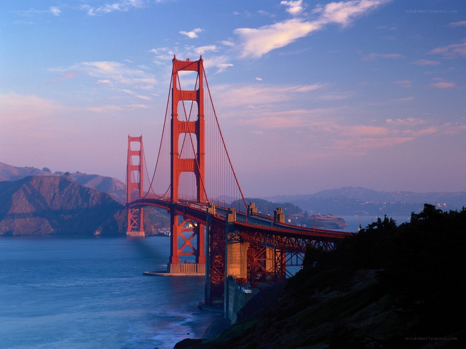 Golden Gate Bridge at dusk
