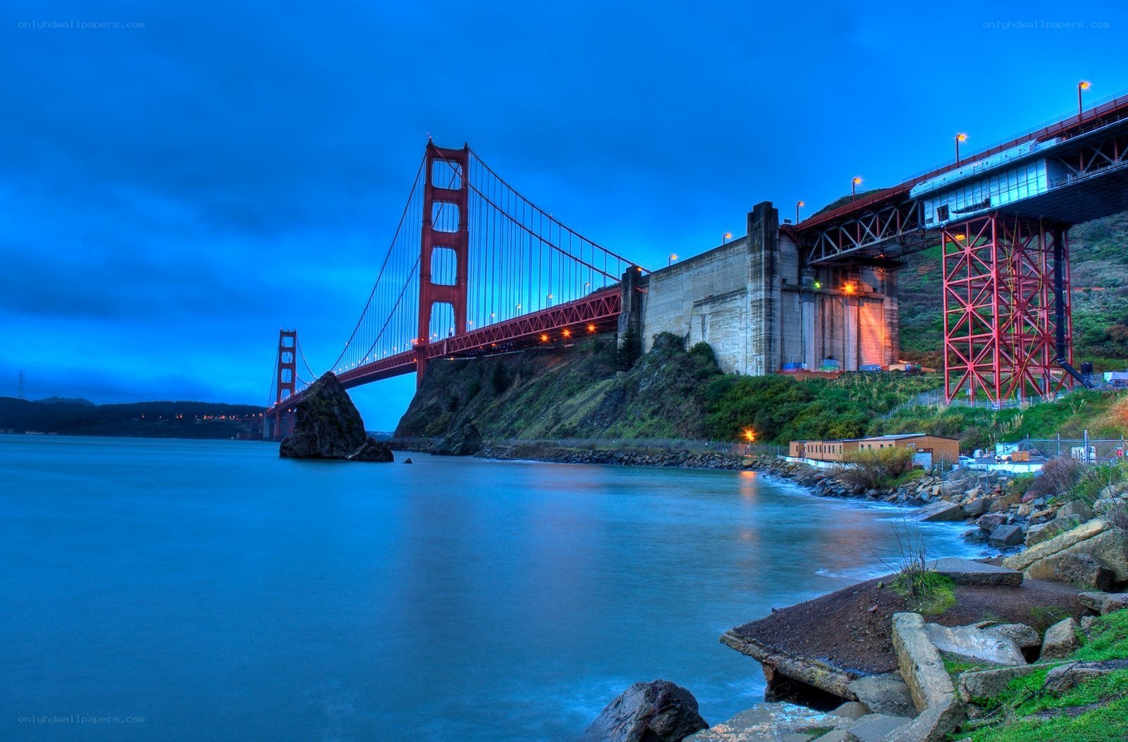Golden Gate Bridge at dusk