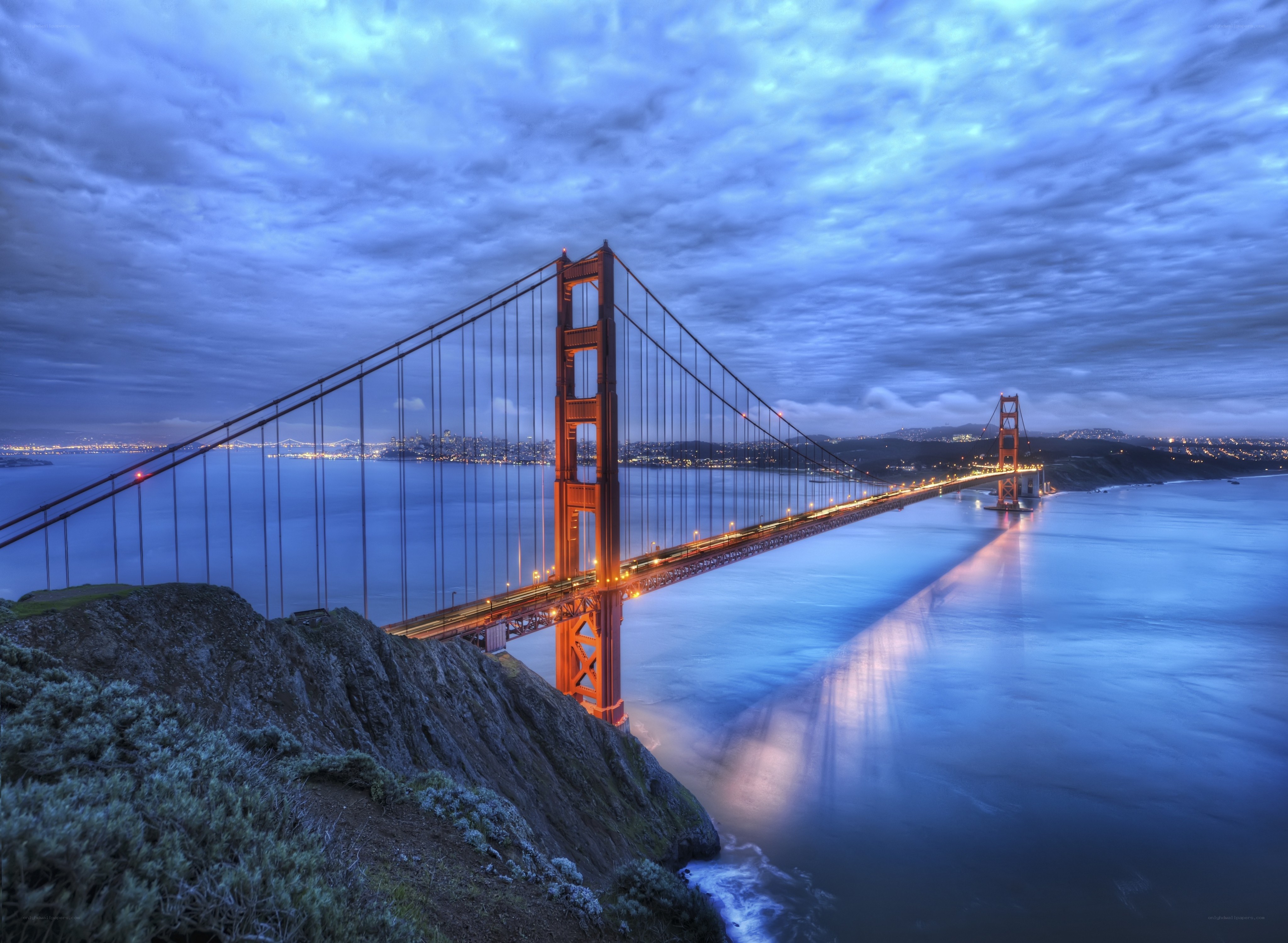 Golden Gate Bridge at dusk