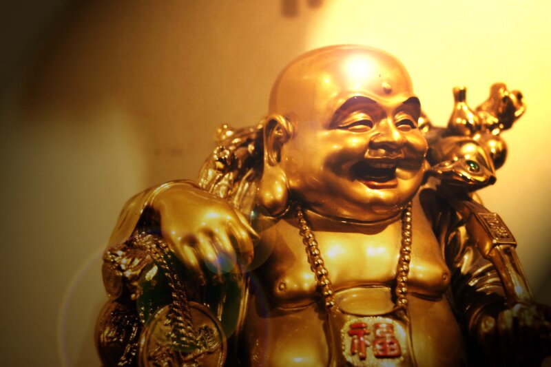 golden laughing buddha statue