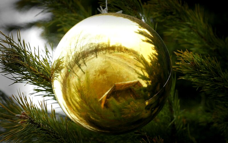 Golden Ornament on Tree — Gold, Calm