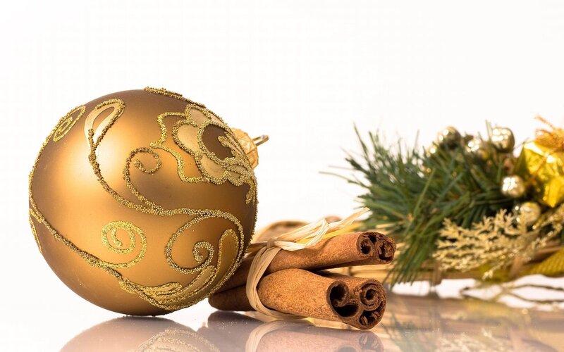Golden ornament with cinnamon sticks