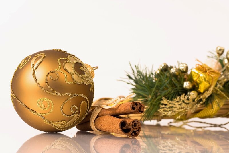 Golden Ornament with Cinnamon Sticks — Gold