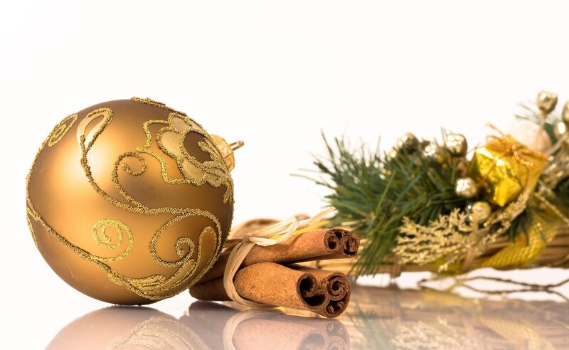 Golden ornament with cinnamon sticks