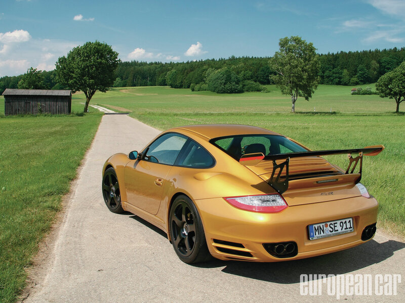 Golden Porsche 911 Carrera