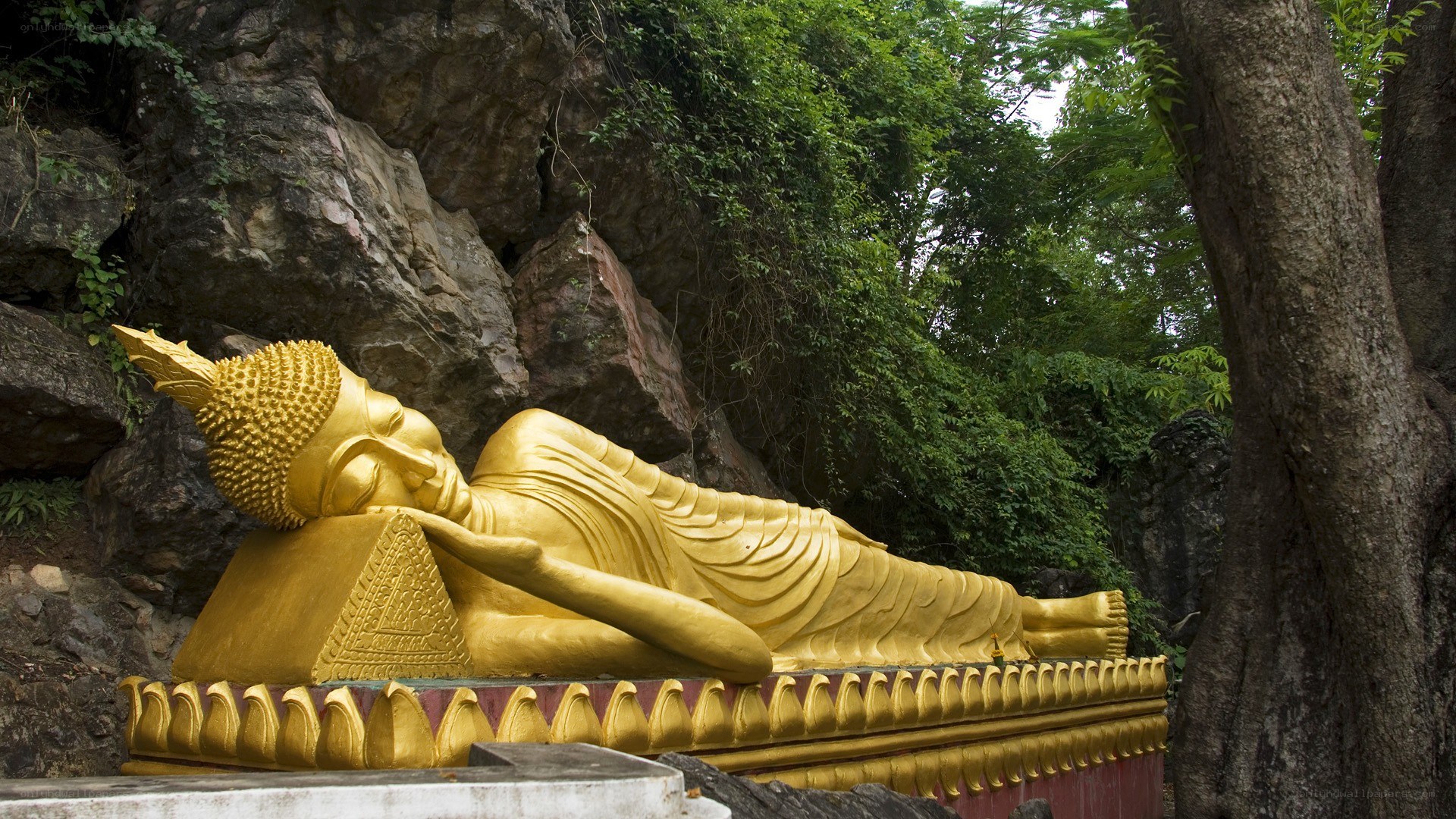 Golden reclining Buddha statue