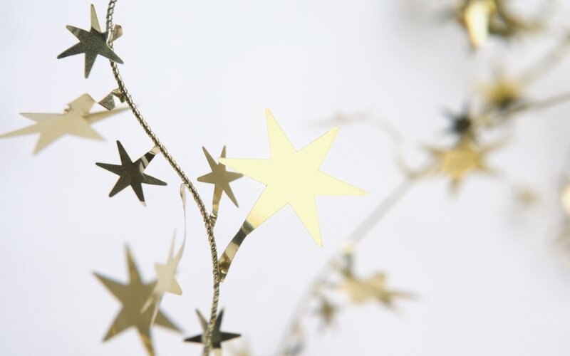 golden star garland decoration