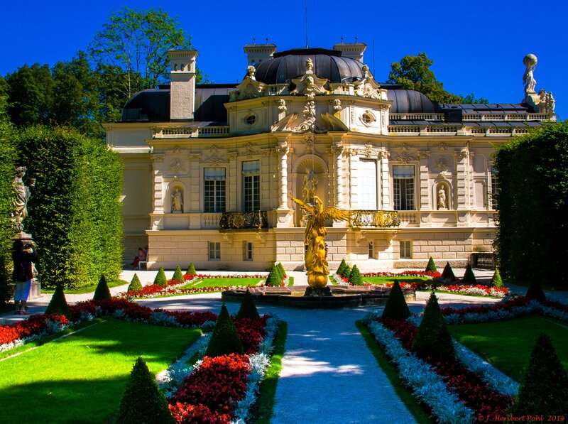 Golden Statue in Garden — Green