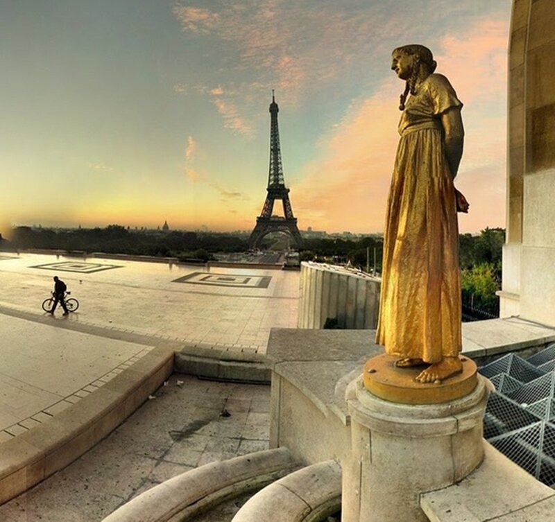 Golden Statue with Eiffel Tower — Gold